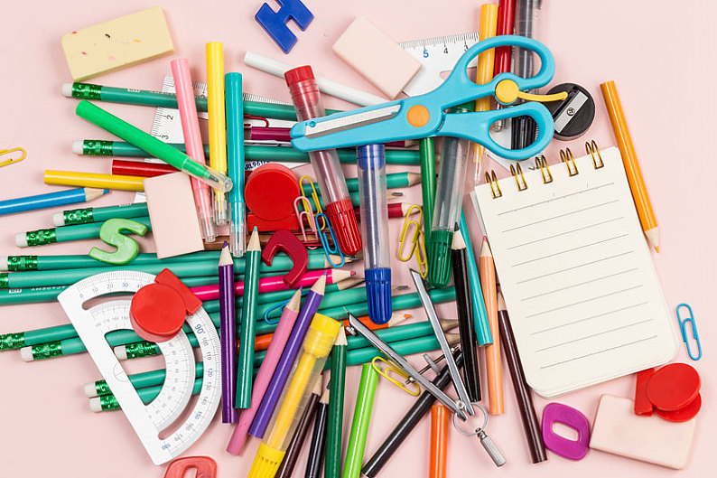 桌子上多種類型的學習文具_圖片素材